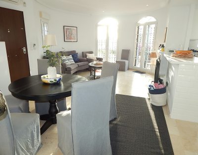 Classic villa with a modern twist Prime location for Villamartin Plaza : 2200